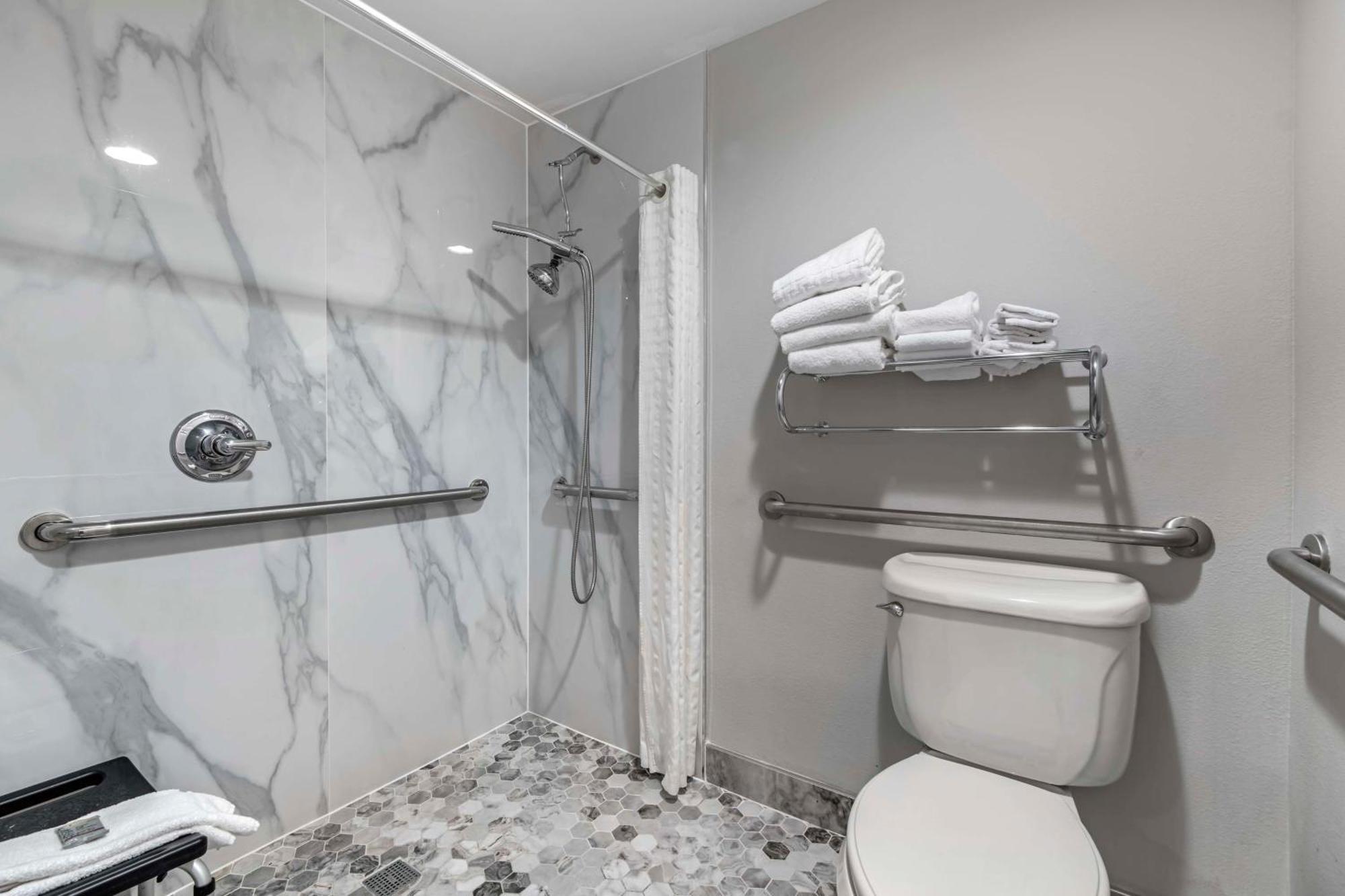 Queen Room Two Queen Beds Bath Tub Disability Access,1624769455:JPEG